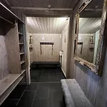 Welcoming With Fireplace & Modern Kitchen *