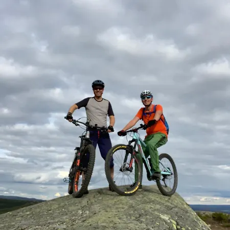 Welcoming With Fireplace & Modern Kitchen