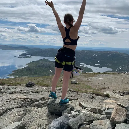 Welcoming With Fireplace & Modern Kitchen Beitostolen