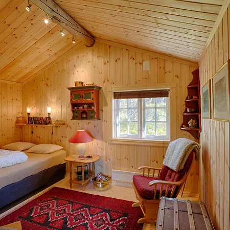 Welcoming With Fireplace & Modern Kitchen *