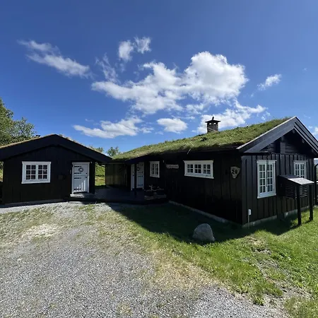 Semesterbostad Welcoming With Fireplace & Modern Kitchen *