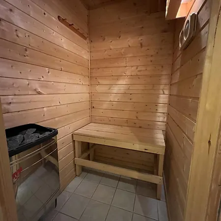 Welcoming With Fireplace & Modern Kitchen *