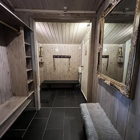 Welcoming With Fireplace & Modern Kitchen *