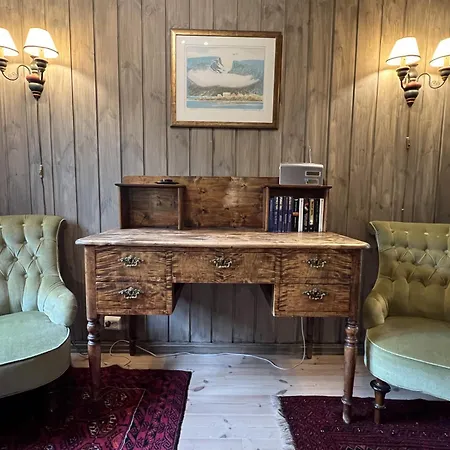 Welcoming With Fireplace & Modern Kitchen *