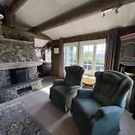 Welcoming With Fireplace & Modern Kitchen בית נופש