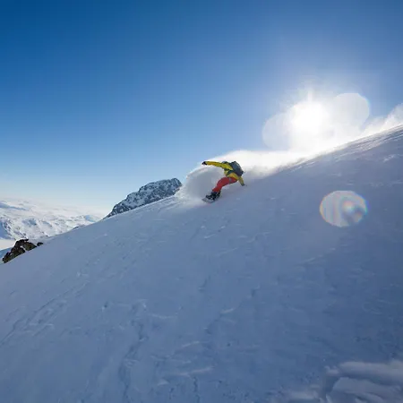 Welcoming With Fireplace & Modern Kitchen Feriehus