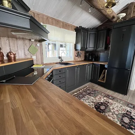Welcoming With Fireplace & Modern Kitchen בית נופש